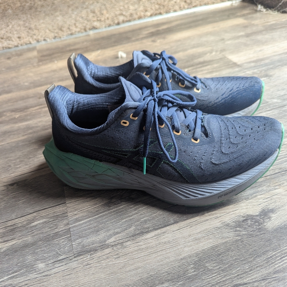 Women's Asics Novablast 4 - Size 9